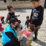 İzmir bölgesindeki görevli arkadaşlarımız Torbalı'da yaşayan mülteci çocuklarını ziyaret ederek onlara dondurma dağıttı